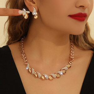 Conjunto de Collar y Pendientes de Moda para Mujer, Diseño Hueco con Incrustaciones de Diamantes de Imitación Blancos en Aleación de Zinc Dorado, Estilo Europeo Americano, Gran Venta - Product Image 1