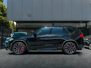 Vendita calda Kit carrozzeria per BMW <span class=keywords><strong>X5</strong></span> <span class=keywords><strong>F15</strong></span> aggiornamento 2014 2018 X5M stile paraurti posteriore assemblaggio minigonne laterali con farfallino nuovo design - Product Image 3