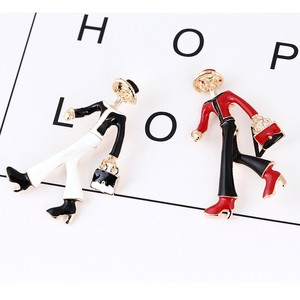 Broche Fille Moderne avec Peinture en Émail Rouge Noir Blanc Huile et Perle pour Sac à Main Chapeau Vêtements Accessoires 1 Pièce - Product Image 6