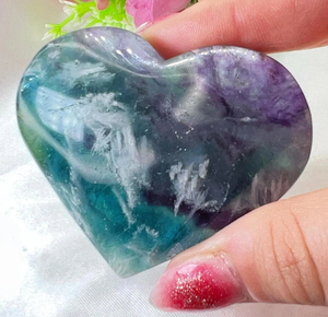 Venta al por mayor de piedras de cristal natural pulido en forma de corazón, piedra de palma tallada, corazón de fluorita con forma de pluma para regalo. - Product Image 1