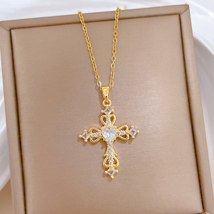 Lussuosa Collana con Diamanti e Ciondolo a Croce con Cuore Traforato, Stile Nobile ed Elegante, Collana con Zirconi - Product Image 6
