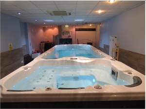 อ่างสระว่ายน้ําอินฟินิตี้ไดรฟ์คู่ขนาดใหญ่ใช้ในบ้านอะคริลินวดอ่างน้ําวนสปาอ่างน้ําร้อนสําหรับขาย - Product Image 2