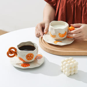 Ensemble tasse et soucoupe à café en céramique écologique, forme irrégulière, peint à la main, avec logo personnalisable, pour le thé de l'après-midi - Product Image 3