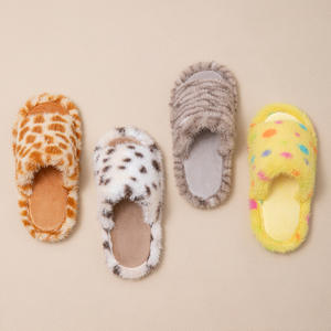 Pantoufles en daim doux haut de gamme, adaptées à une utilisation intérieure et extérieure, confort hivernal, pantoufles en fourrure pour femmes avec fonction antidérapante - Product Image 1