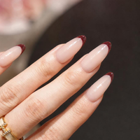 Faux ongles à presser élégants bordeaux français longs en amande, base nude brillante, pour usage quotidien et soirées