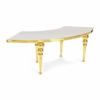 Combinaison gratuite de chaises de table à manger en métal doré avec dessus en verre pour décoration de planification d'événements de mariage d'école d'appartement