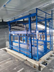 Elevador de Carga con Riel Guía para Manejo de Mercancías en Almacenes Interiores - Product Image 2