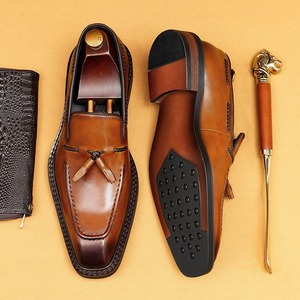 Mocasines de hombre de cuero genuino de punta ancha, de alta gama, con textura brillante y punta redonda. - Product Image 1