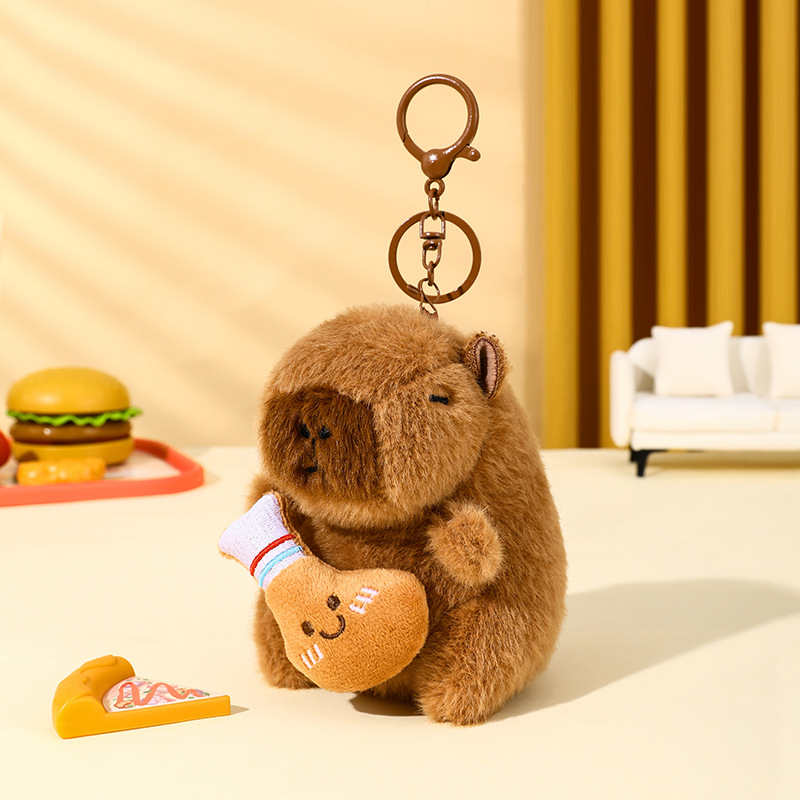 Llavero de peluche de capibara con pata de pollo.