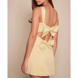 Robe mini moulante jaune à col carré et fines bretelles, en satin tissé, sans manches, couleur unie, décontractée pour l'été - Product Image 3