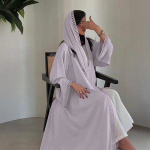 Conjunto de Abaya Modesta Gris Lila con Ribete de Encaje, Túnica Abierta por Delante, Hiyab a Juego, 100% Poliéster, Cuello en V, Largo hasta el Tobillo, Ropa Islámica Elegante - Product Image 1