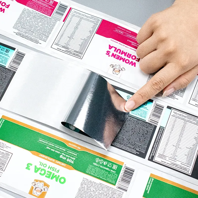 पैकेजिंग के लिए कस्टम एम्बॉसिंग लोगो पेपर लेबल स्टिकर वाटरप्रूफ स्वयं चिपकने वाला विनाइल स्टिकर