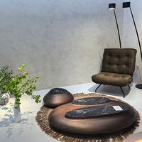 Table basse sculpturale irrégulière avec structure en bois massif et plateau en dalle de pierre, style Wabi-Sabi, inspirée des galets, conçue par des designers pour les villas.