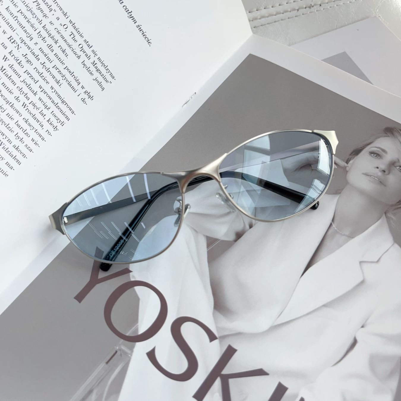 Montura plateada, lente azul.