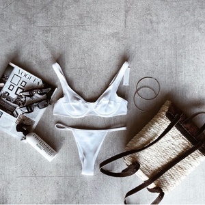 ชุดว่ายน้ำบิกินี่ทรงสามเหลี่ยมแบบผูกข้าง สีพื้น ผ้าไมโครธอง ดีไซน์เซ็กซี่สำหรับผู้หญิง แห้งเร็ว 2 ชิ้น รับสกรีนโลโก้ - Product Image 5