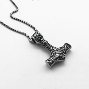 จี้รูปค้อนธอร์สไตล์เรโทรทำจากไทเทเนียมสตีล สร้อยคอแฟชั่นสำหรับผู้ชายและผู้หญิง เหมาะสำหรับนักขี่มอเตอร์ไซค์ ดีไซน์ทันสมัยและมีเสน่ห์ - Product Image 1