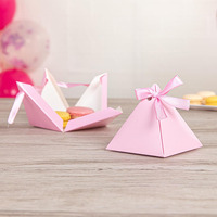 B545 Pyramid Favor Triangle Geschenk boxen Satin band Einweg Pink Paper board Candy Hochzeiten Partys Pyramid Shaped Food Box