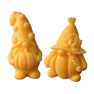 Vela aromática con diseño en relieve de calabaza y higuera, de cera de soja, con figura de gnomo de la cosecha, para regalo de otoño y Acción de Gracias. - Product Image 5