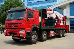 Grúa articulada montada en camión Howo 8x4 de 60-100 toneladas con brazo plegable para elevación y transporte de equipos pesados - Product Image 2