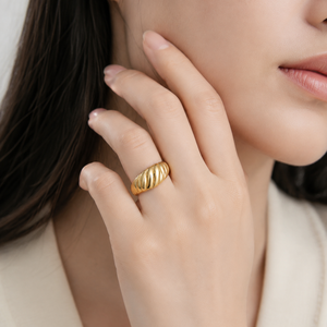 แหวนทรงโดมลายริ้ว สแตนเลสสตีล ชุบทอง 14K ด้วยระบบสุญญากาศ เครื่องประดับสีทอง - Product Image 3