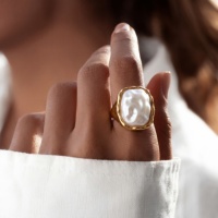 Nouvelle collection de bagues tendance personnalisées en gros, plaquées or, avec perles et résine époxy, légères, pour femmes, bijoux fantaisie, cadeau
