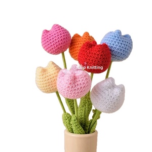 Flores de Tulipán de Ganchillo Hechas a Mano - Tulipanes Artificiales de Color Personalizado para Graduación, Día de la Madre, Día del Padre - Product Image 5