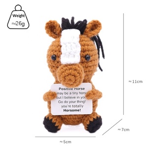 Nuevo Peluche de Pony Tejido a Mano en Posición Sentada, Sosteniendo una Tarjeta; Adorno Decorativo con Temática de Apoyo Emocional - Product Image 4