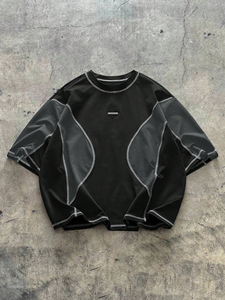 T-shirt Urban Street nera e grigia con cuciture a contrasto, in rete, oversize, a maniche corte, con badge in metallo, traspirante, streetwear estivo. - Product Image 1