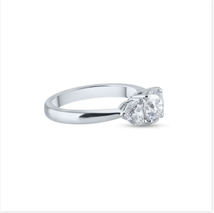 Bague en diamant poire en or blanc 14 carats Radiant avec sertissage à trois pierres pour les célébrations de fiançailles classiques d'Inde - Product Image 5