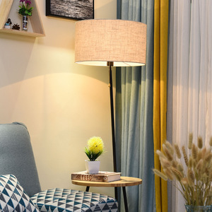 Lámpara de Pie Moderna con Mesa Lateral de Madera, Pantalla de Tela Beige, Base de Trípode Metálico, E26 LED, Luz Blanca Cálida Regulable 3500K - Product Image 3
