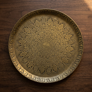 Plato Decorativo Redondo de Metal Hecho a Mano con Patrón de Plantas Grabado, Diseño Oriental - Product Image 2