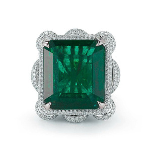 Anello Rettangolare Verde Smeraldo dal Design Classico - Product Image 1