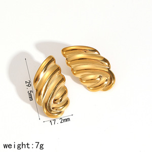 ต่างหูสตั๊ดเหล็กไทเทเนียมรูปทรงปีก ชุบทอง 18k เครื่องประดับแฟชั่นสำหรับงานปาร์ตี้สำหรับผู้หญิง ดีไซน์รูปทรงเรขาคณิตคลื่น - Product Image 5