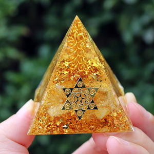 Pirámide de Cristal con Resina Epoxi, Adorno de Escritorio, Decoración Feng Shui para el Hogar, Regalo para la Sala de Estar - Product Image 1