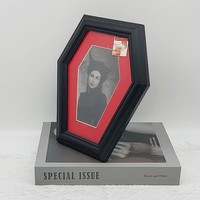 Cadre photo gothique en forme de cercueil en bois noir à suspendre au mur avec passe-partout rouge pour décoration intérieure, portrait d'art d'Halloween