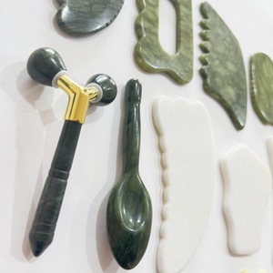 Jade Gua Sha Board Gesichtsspezifisches Schönheitsmassagegerät Grüner Xiuyan Jade Augenmassagestab mit Logo-Design - Product Image 4