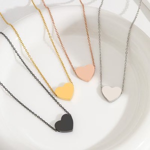 Bijoux minimalistes délicats vintage pour femmes, pendentif en forme de petit cœur d'amour gravé sur mesure en acier inoxydable plaqué or 18 carats - Product Image 1
