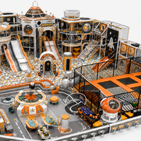 Équipement de terrain de jeu intérieur commercial pour enfants, thème capsule spatiale personnalisée 2026, avec trampoline, toboggan, structure d'escalade et piscine à balles