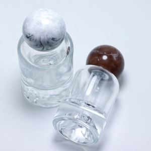 Flacon de parfum de luxe en verre transparent rond de 50 ml avec bouchon en résine, fond en relief, personnalisable, couleur sur mesure, fabriqué aux États-Unis - Product Image 2