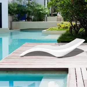 2024 yeni tasarım fiberglas/PE yapılmış yüzme havuzu sandalyesi plastik şezlong açık havuz başı güneş yatakları