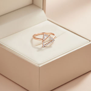 แหวนเพชรแท้ทรงสามเหลี่ยมดีไซน์ทันสมัย ทองคำแท้ 18K สีโรสโกลด์ คุณภาพสูง ขายส่ง เหมาะสำหรับใส่ทุกวัน - Product Image 6