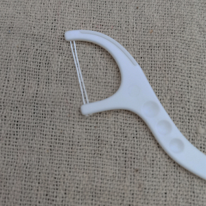 ไหมขัดฟันแบบแป้งข้าวโพดบางพิเศษพร้อมรูปทรงโค้งและเส้นคู่สำหรับป้องกันโพรง - Product Image 5