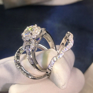 Anello di fidanzamento romantico da donna Q203 con diamante sintetico taglio brillante rotondo e design a halo per gioielli da matrimonio - Product Image 3