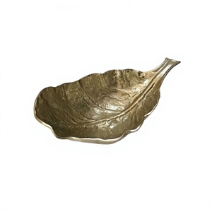 Plateau de service alimentaire de qualité supérieure en forme de feuille, fait main, en laiton couleur or, pour accessoires d'hôtel - Product Image 1