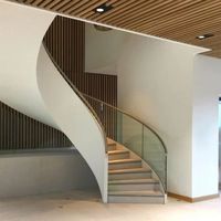 Escalier incurvé moderne en métal préfabriqué et bois, escalier intérieur en arc avec balustrade en verre sans cadre et couleur personnalisée