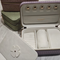 Boîte à bijoux matelassée de luxe avec logo personnalisé, organiseur de bijoux portable en cuir PU pour colliers, bagues, boucles d'oreilles