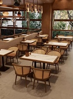 Ensemble de mobilier commercial en bois pour la restauration : Fauteuils de loisirs, banquettes, tables et chaises pour salons de thé, bibliothèques, restaurants et cafés
