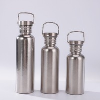 Bouteille d'eau en titane pur légère personnalisée de 16, 20, 24 oz à paroi simple, portable, anti-fuite, avec couvercle et poignée pour les sports de plein air
