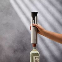Gepersonaliseerde draagbare moderne elektrische kurkentrekker van ABS+roestvrij staal, cilindrische flesopener met aangepast logo voor bruiloften