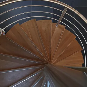 Fabrika yapımı çelik yapı 89*4 -114*4mm merkezi sonrası Stringer açık Spiral merdiven iç ile ahşap basamak cam adımları